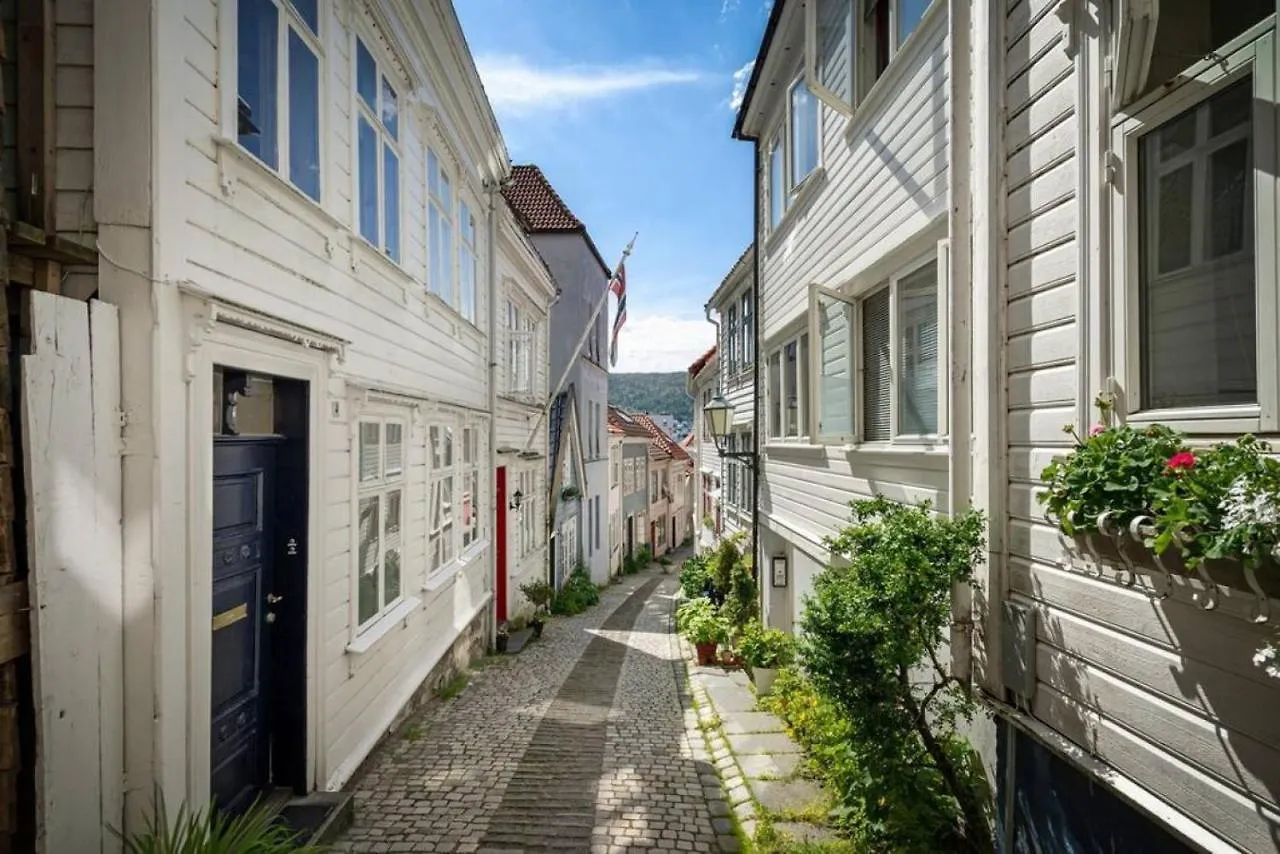Dinbnb Apartments I Historical Two-Floor Apartment With Rooftop Panorama I 1645 Heritage Bergen