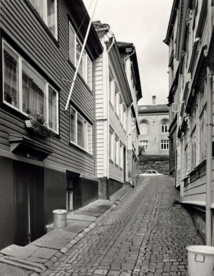 Dinbnb Apartments I Historical Two-Floor Apartment With Rooftop Panorama I 1645 Heritage Bergen