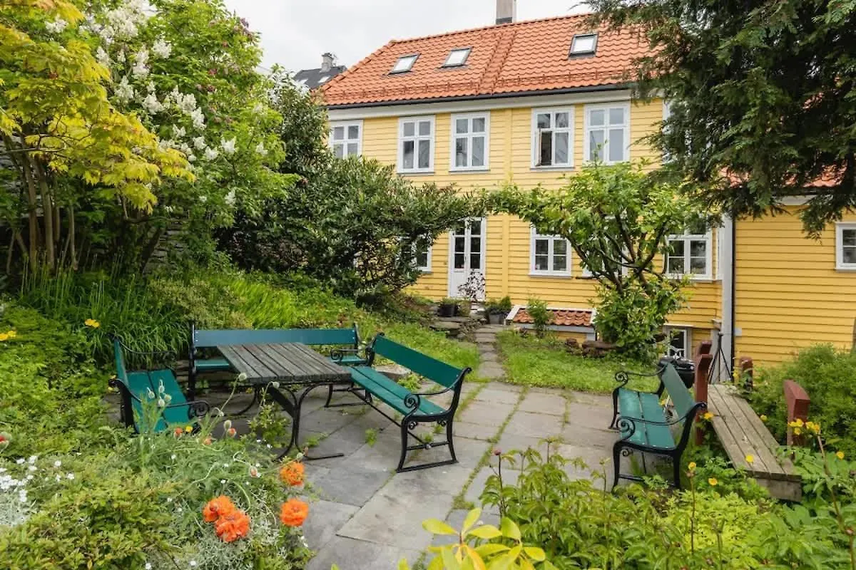 Dinbnb Apartments I Historical Two-Floor Apartment With Rooftop Panorama I 1645 Heritage Bergen Norway